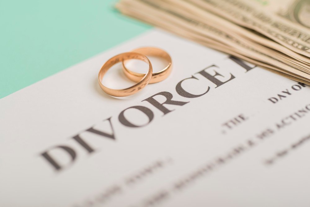 illustrating the legal process of getting a divorce in Dubai as an expat, including family law, custody, and residency considerations.